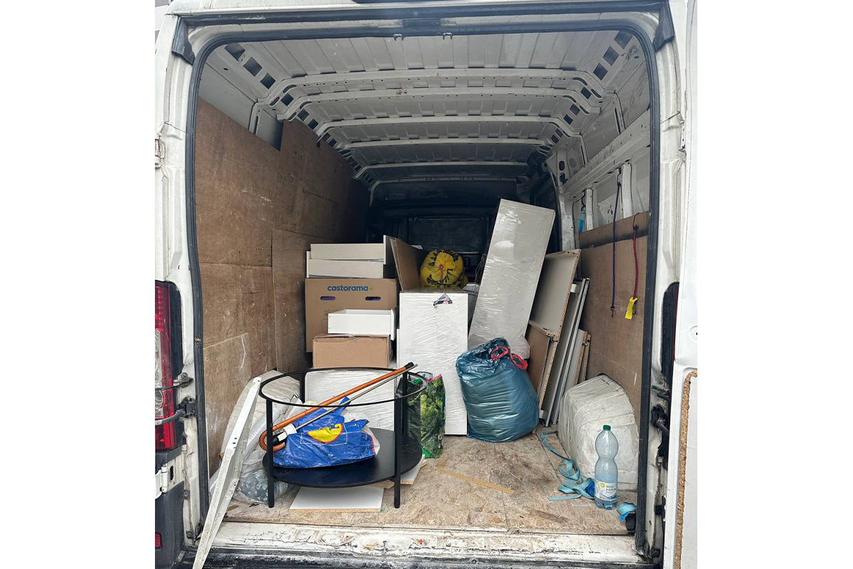 Przeprowadzka mieszkania z Mokotowa na Ursynów - bus Fiat Ducato załadowany meblami